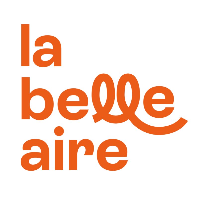 Logo du programme 'La Belle Aire' en teinte orange, symbolisant chaleur et convivialité, incarnant l'esprit moderne et accueillant de la résidence intergénérationnelle
