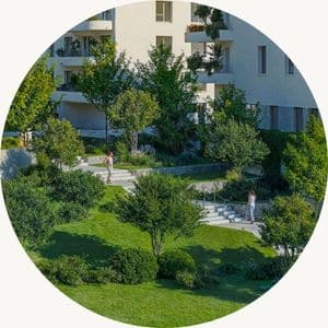 Parcourez les allées verdoyantes du programme immobilier neuf La Belle Aire à Artigues-près-Bordeaux